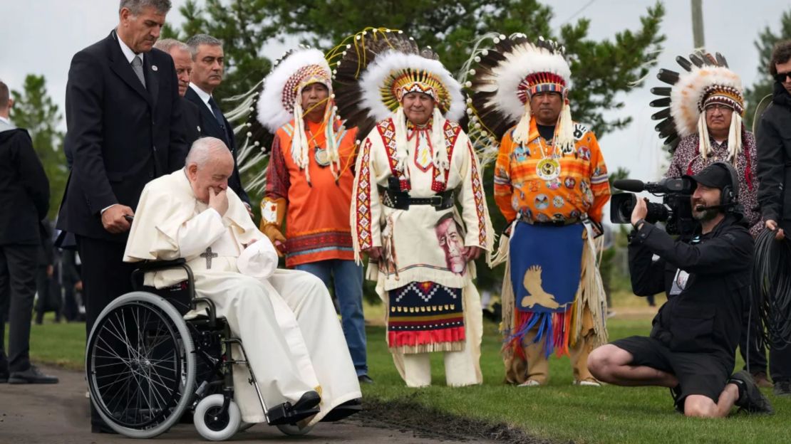El papa Francisco reza ante los jefes indígenas en el cementerio de la Nación Cree Ermineskin en Maskwacis, Alberta, durante su visita papal a Canadá en julio de 2022.