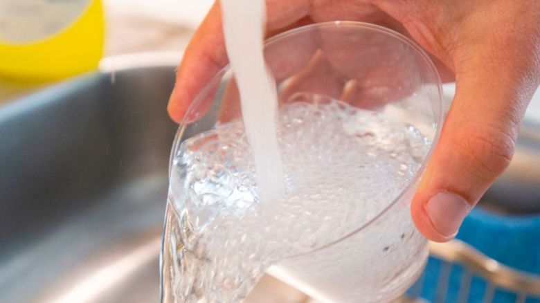 En esta ilustración fotográfica se ve agua del grifo en la ciudad de Washington, el 19 de agosto de 2019.