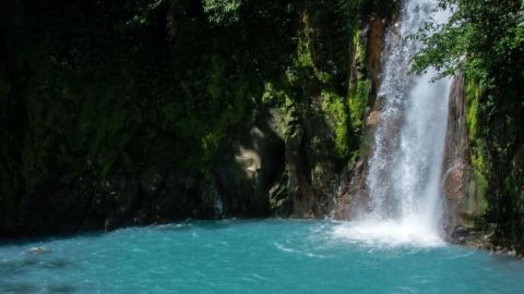 Fotografía de la catarata del río Celeste en el Parque Nacional Volcán Tenorio en la provincia de Alajuela, en el norte de Costa Rica, tomada el 24 de mayo de 2023.