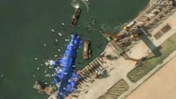 Una imagen de satélite muestra lo que parecen ser globos blancos flotando sobre el buque de guerra norcoreano varado que resultó dañado tras un lanzamiento fallido, en Chongjin, Corea del Norte, el 24 de mayo de 2025.