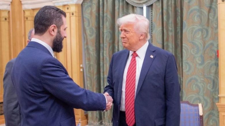 El presidente de Siria, Ahmed al-Sharaa, estrecha la mano del presidente de EE.UU., Donald Trump, en Riad, Arabia Saudita, el 14 de mayo de 2025.