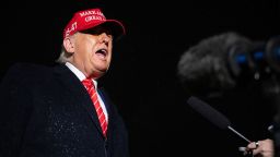 El presidente de Estados Unidos, Donald Trump, habla con la prensa bajo la lluvia después de aterrizar en el Air Force One en la Base Conjunta Andrews en Maryland, el 30 de mayo de 2025, después de viajar a Pensilvania para visitar una planta siderúrgica estadounidense.