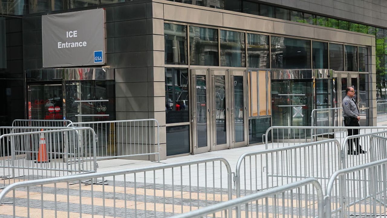 La entrada de ICE en el Tribunal de Inmigración de Federal Plaza, el 8 de mayo de 2025 en la ciudad de Nueva York.