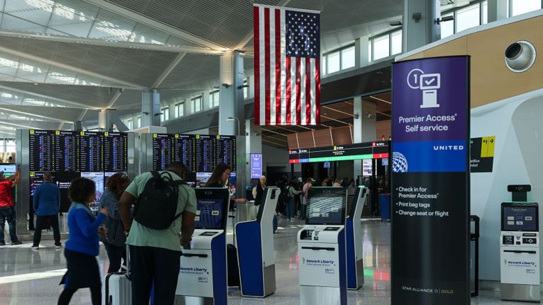Personas se desplazan por el Aeropuerto Internacional Newark Liberty, el 2 de junio de 2025 en Newark, Nueva Jersey.