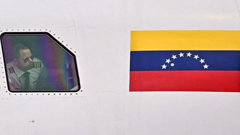 Un piloto de un avión de la aerolínea venezolana CONVIASA, que transporta migrantes venezolanos repatriados desde México, mira por la ventana a su llegada al Aeropuerto Internacional Simón Bolívar en Maiquetía, Venezuela, el 3 de abril de 2025.