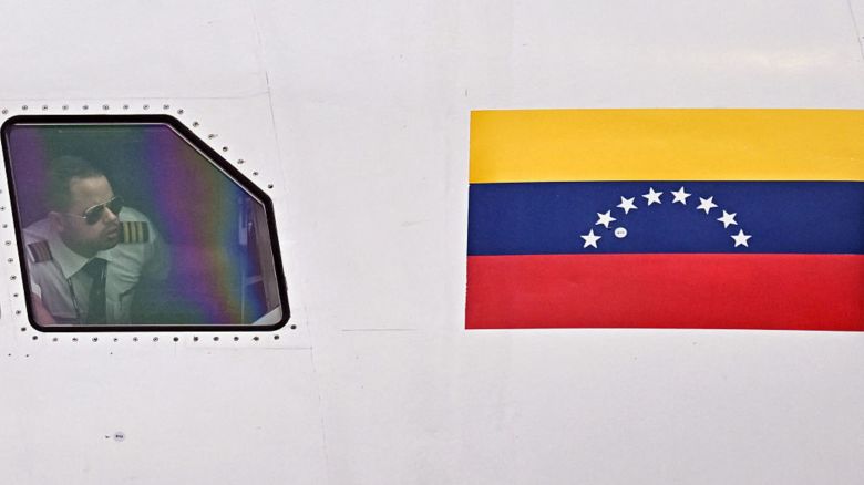 Un piloto de un avión de la aerolínea venezolana CONVIASA, que transporta migrantes venezolanos repatriados desde México, mira por la ventana a su llegada al Aeropuerto Internacional Simón Bolívar en Maiquetía, Venezuela, el 3 de abril de 2025.