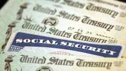 Estos son algunos de los datos que los sistemas del SSA probablemente tienen sobre ti: tu nombre, número del Seguro Social, fecha y lugar de nacimiento, sexo, direcciones, estado civil y parental, ingresos de toda la vida, información de cuentas bancarias y tu estado de inmigración y autorización de trabajo.