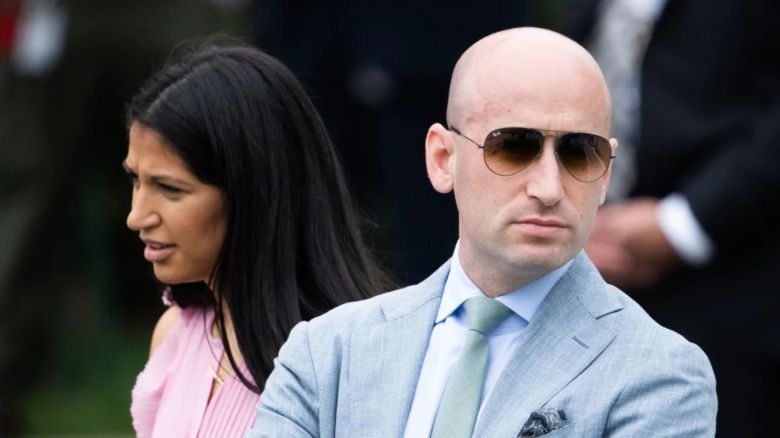 Stephen Miller, subsecretario general de la Casa Blanca, y su esposa, Katie Miller, asesora del DOGE, asisten al Easter Egg Roll de la Casa Blanca el lunes 21 de abril de 2025.