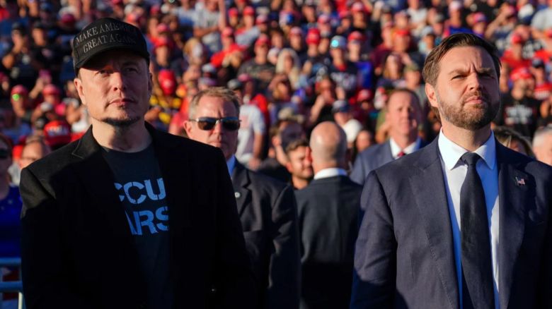 Elon Musk (a la izquierda) y J. D. Vance escuchan mientras Donald Trump habla en un mitin de campaña el 5 de octubre de 2024, en Butler, Pensilvania.