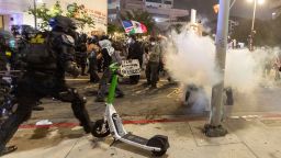 Agentes de policía con equipo antidisturbios se enfrentan con manifestantes durante una protesta tras las operaciones federales de inmigración en Los Ángeles el 9 de junio de 2025.