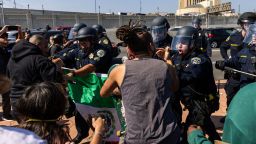 Manifestantes se enfrentan con agentes de la Patrulla de Carreteras de California (CHP) mientras continúan las protestas en Los Ángeles el 10 de junio de 2025.