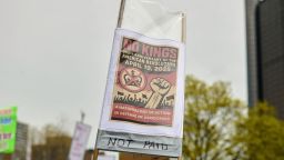 Personas afiliadas al movimiento 50501 se reúnen en Hart Plaza en el centro de Detroit, Michigan, el sábado 19 de abril de 2025, para protestar contra la istración Trump en el 250 aniversario del inicio de la Revolución de Estados Unidos.
