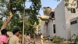 La parte trasera del vuelo 171 de Air India se muestra en el lugar del accidente después de que se estrellara en una zona residencial cerca del aeropuerto de Ahmedabad el 12 de junio de 2025.