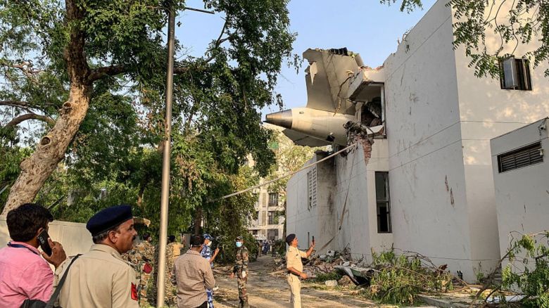 La parte trasera del vuelo 171 de Air India se muestra en el lugar del accidente después de que se estrellara en una zona residencial cerca del aeropuerto de Ahmedabad el 12 de junio de 2025.