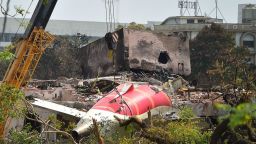 Una grúa recupera parte del fuselaje del avión Boeing 787 de Air India el 14 de junio de 2025 en Ahmedabad, India.