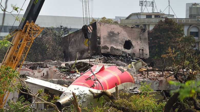 Una grúa recupera parte del fuselaje del avión Boeing 787 de Air India el 14 de junio de 2025 en Ahmedabad, India.