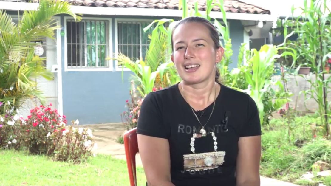 María Sara Cruz habla con CNN desde el exterior de su casa en El Salvador. Cuando vivía en Estados Unidos, se dedicó a las labores del hogar y también trabajó en un restaurante salvadoreño.