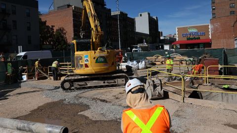 Trabajadores en el sitio de construcción de la estación de metro de la Segunda Avenida el 2 de octubre de 2025 en la ciudad de Nueva York.