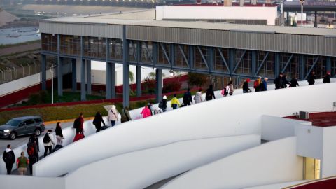 Ucranianos que buscan asilo caminan en el puerto de entrada de El Chaparral en su camino para ingresar a Estados Unidos el 7 de abril de 2022 en Tijuana, México.