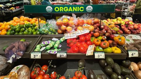 Productos orgánicos se exhiben en un supermercado en Monterey Park, California, el 12 de febrero de 2025.