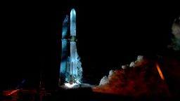 El cohete New Glenn durante una prueba de ignición en caliente el 27 de diciembre de 2024. El fuego caliente de los siete motores marcó la primera vez que Blue Origin operó el vehículo de vuelo de dos etapas como un sistema integrado.
