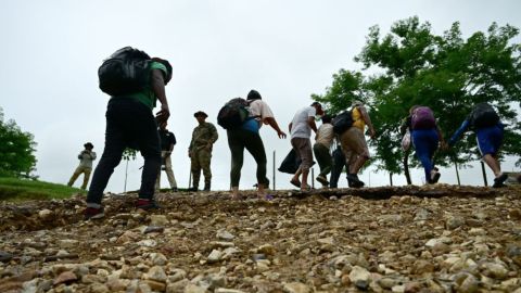 Migrantes suben una colina a su llegada al Centro de Acogida Temporal de Migrantes de Lajas Blancas, en la provincia selvática de Darién, 250 km al este de Ciudad de Panamá, Panamá, el 26 de septiembre de 2024.