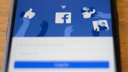Un celular muestra la app de Facebook en su pantalla.