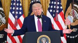 El presidente de Estados Unidos, Donald Trump, habla antes de firmar un proyecto de ley que bloquea la norma de California que prohíbe la venta de automóviles nuevos a gasolina para 2035 en la Sala Este de la Casa Blanca en la ciudad de Washington, el 12 de junio de 2025.