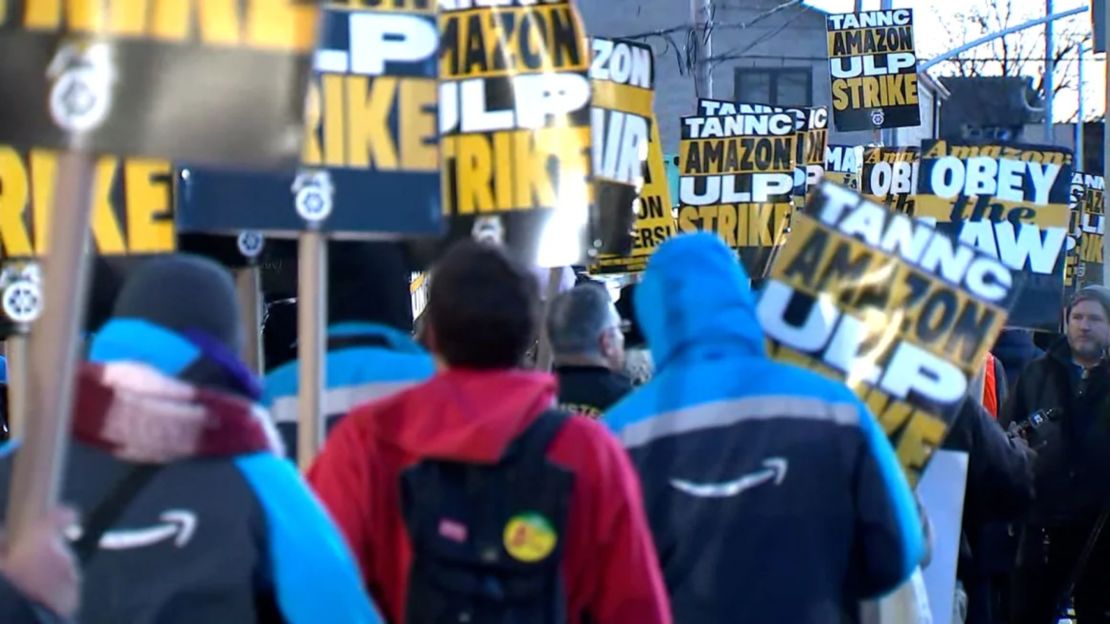 Trabajadores en huelga frente a un centro logístico de Amazon en Queens, Nueva York, este jueves.