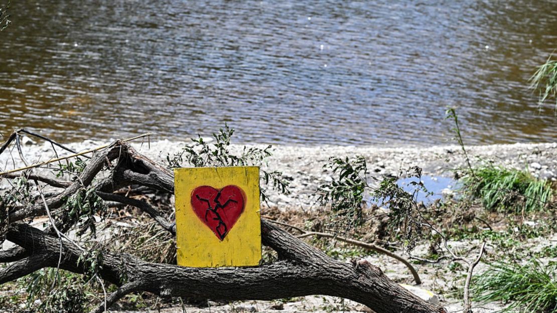 Un corazón roto pintado cerca del Campamento Mystic a lo largo del río Guadalupe en Hunt, Texas, el 8 de julio de 2025, después de las graves inundaciones repentinas durante el fin de semana festivo del 4 de julio.