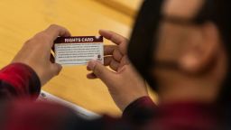 Un participante sostiene una "tarjeta de derechos" durante un taller bilingüe para inmigrantes el 4 de diciembre en la oficina de la Coalición por los Derechos Humanos de los Inmigrantes en Los Ángeles.