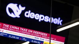 Una televisión emite noticias sobre DeepSeek en el Nasdaq MarketSite de Nueva York, Estados Unidos, el lunes 27 de enero de 2025.