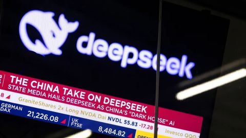Una televisión emite noticias sobre DeepSeek en el Nasdaq MarketSite de Nueva York, Estados Unidos, el lunes 27 de enero de 2025.