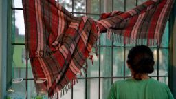 La migrante hondureña Ana María mira desde una ventana dentro del refugio "Jesús El Buen Pastor" durante una entrevista con la AFP en Tapachula, estado de Chiapas, México, el 11 de enero de 2025.