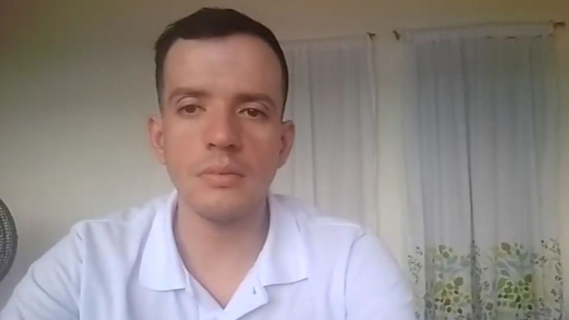 Andry Hernández, en esta imagen durante una entrevista con CNN en Español, regresó a Venezuela el viernes 18 de julio luego de ser deportado por EE.UU. a El Salvador y permanecer más de cuatro meses en la megaprisión del Cecot.