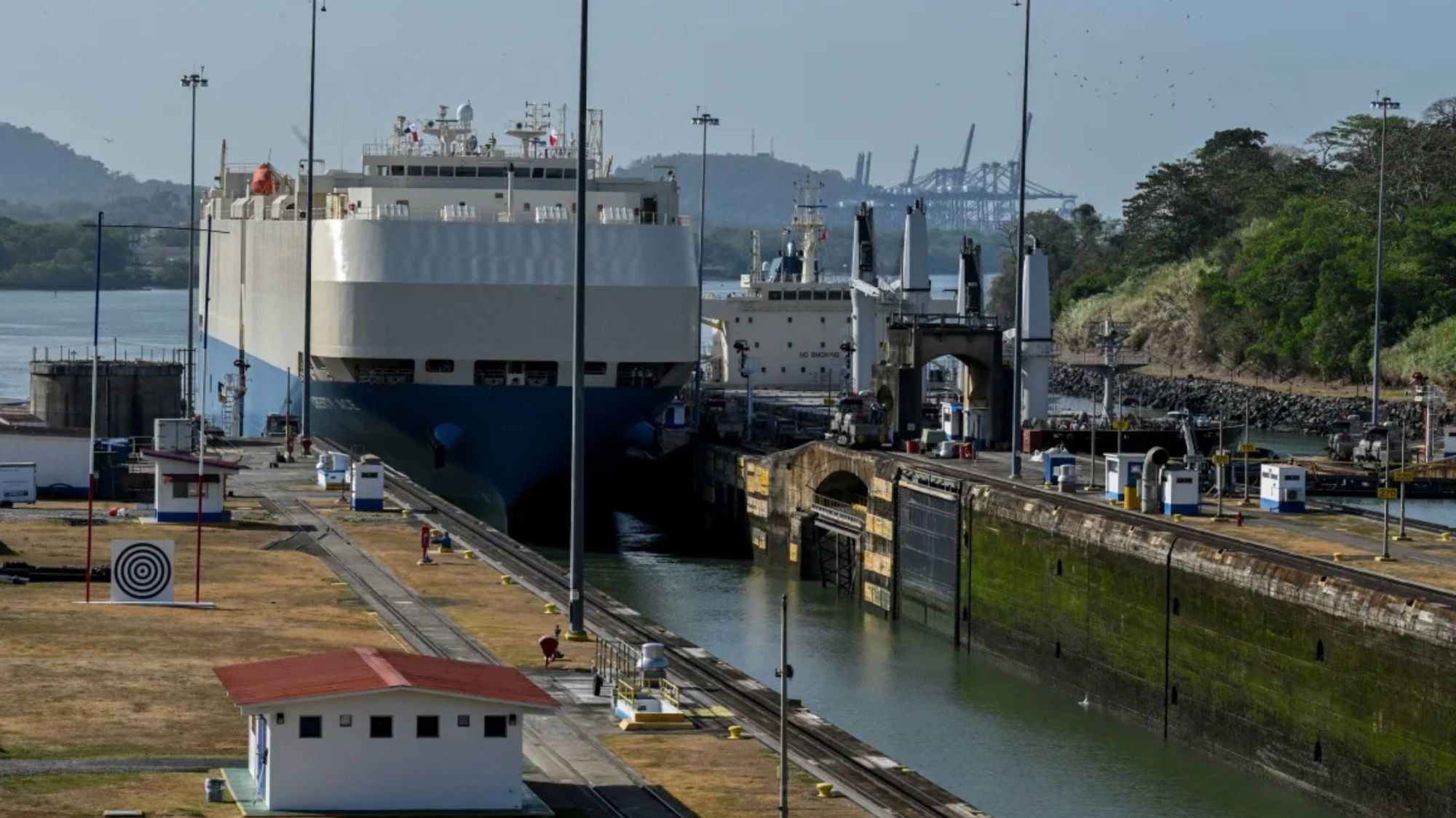 Un barco es guiado a través de las esclusas de Miraflores del Canal de Panamá, cerca de Ciudad de Panamá, el 24 de abril de 2023.