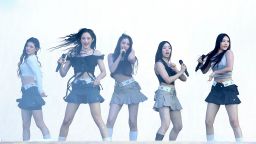 NewJeans (Danielle, Minji, Hyein, Hanni y Haerin) dan un concierto durante el festival Lollapalooza en Grant Park, el 3 de agosto de 2023 en Chicago, Illinois.