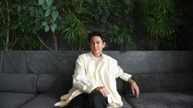 El empresario Shinsuke Sakimoto, con un reloj vintage de Hermès, en la oficina de Valuence Holdings en Tokio.