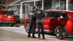 En esta foto facilitada por el Servicio de Inmigración y Control de Aduanas de EE.UU., el Equipo de Operaciones contra Fugitivos de la ciudad de Nueva York llevó a cabo operaciones de aplicación de la ley específicas que resultaron en la detención de un ciudadano dominicano indocumentado el 28 de enero de 2025 en la ciudad de Nueva York.