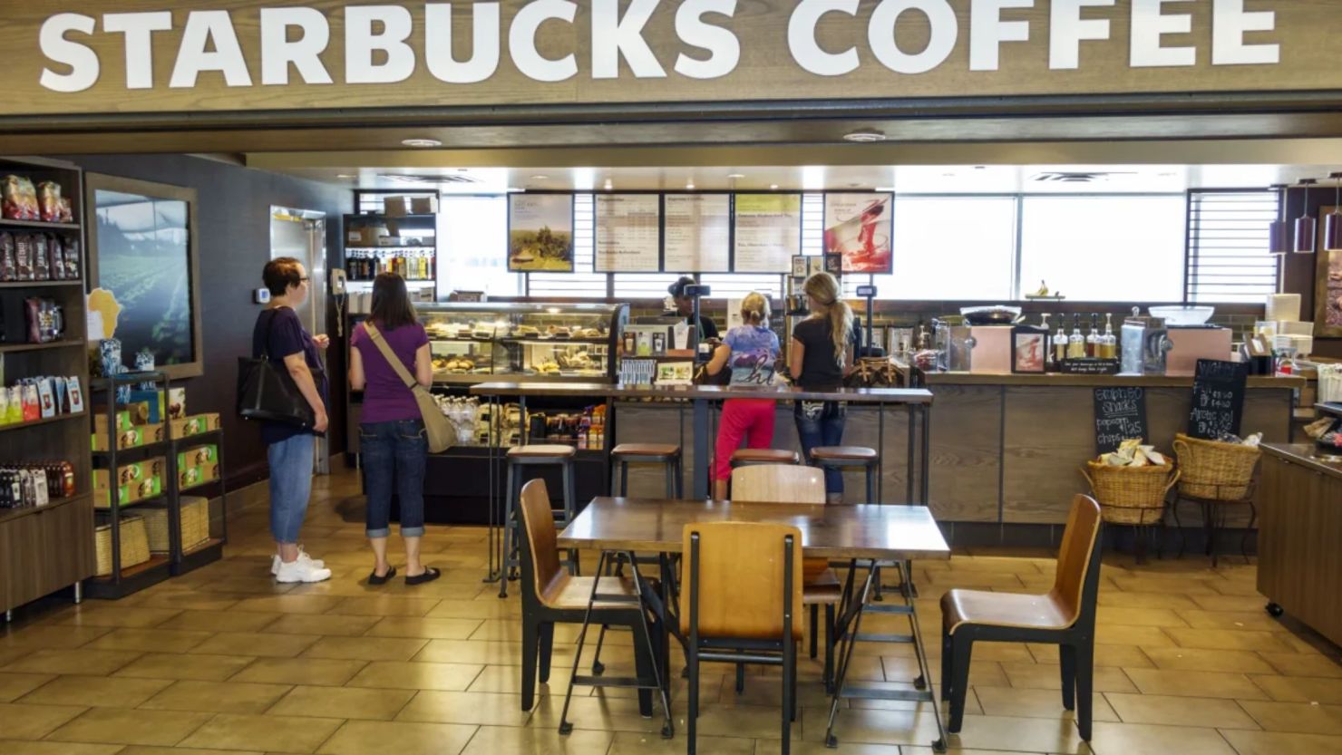 Un Starbucks en el Aeropuerto Internacional Lambert-St. Louis.