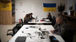 El personal de la ONG ucraniana Veteran Hub trabaja en la oficina de la organización en Vinnystsia, Ucrania.