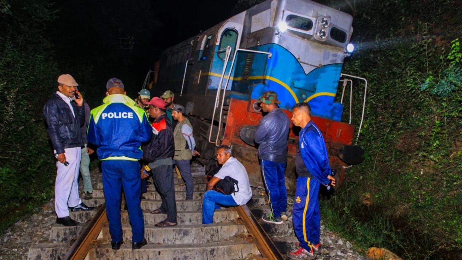La Policía y personal ferroviario examinan un tren descarrilado en Habarana, en el este de Sri Lanka, el 20 de febrero de 2025, en el que murieron seis elefantes.