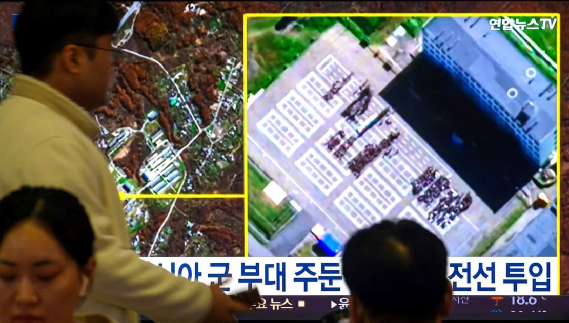 Un noticiero en Seúl, Corea del Sur, muestra una instalación militar rusa, supuestamente utilizada como campo de entrenamiento para las tropas norcoreanas enviadas para apoyar la guerra contra Ucrania.