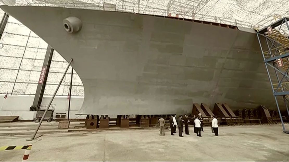 Una imagen de la Televisión Central de Corea muestra al líder Kim Jong-un supervisando las obras de un nuevo buque de guerra a finales del año pasado.