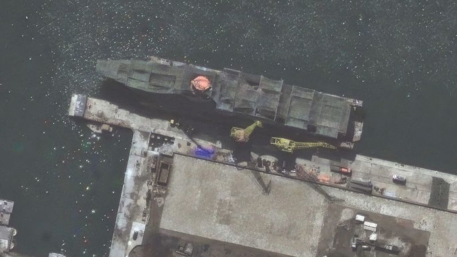 Corea del Norte construye lo que podría ser su buque de guerra más grande y avanzado hasta la fecha, según muestran nuevas fotos satelitales de Maxar Technologies.