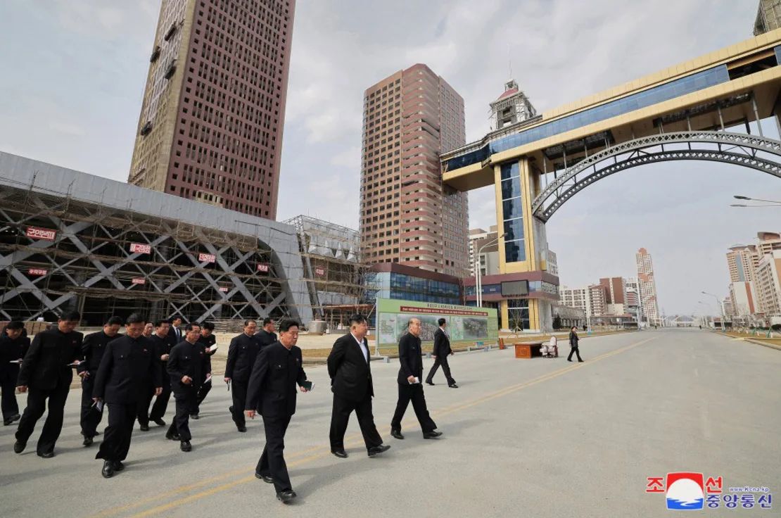 Una imagen publicada por la agencia de noticias estatal de Corea del Norte, KCNA, muestra al líder del país, Kim Jong Un, visitando Hwasong el sábado.