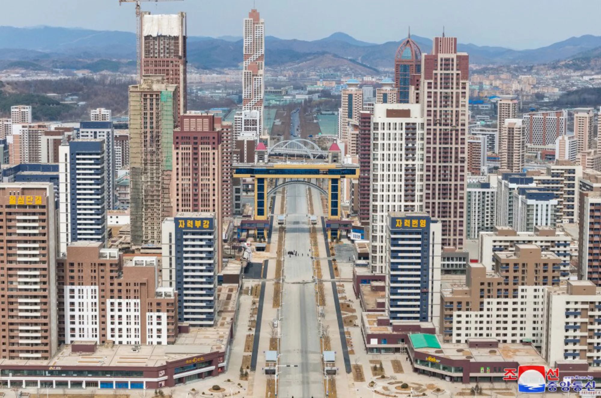 Una imagen publicada por la agencia de noticias estatal de Corea del Norte, KCNA, muestra Hwasong, un nuevo barrio de gran altura que se está construyendo en Pyongyang.