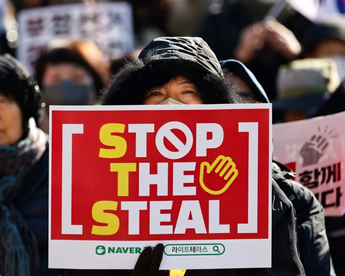 Manifestantes con banderas tanto de Estados Unidos como de Corea del Sur y pancartas de "Stop the Steal" se reúnen para mostrar su apoyo al presidente suspendido Yoon Suk Yeol, en Seúl, Corea del Sur, cerca de la residencia presidencial, el 4 de enero de 2025.