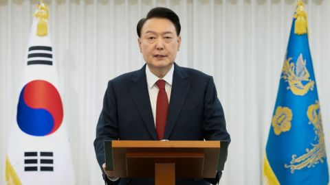 El presidente de Corea del Sur, Yoon Suk Yeol, habla en la residencia presidencial en Seúl, Corea del Sur, el 14 de diciembre de 2024.