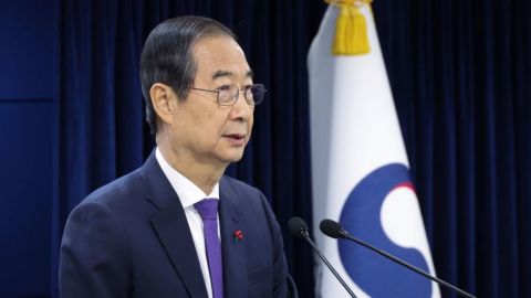 El presidente interino de Corea del Sur, Han Duck-soo, habla en el complejo gubernamental en Seúl, Corea del Sur, el 26 de diciembre de 2024.